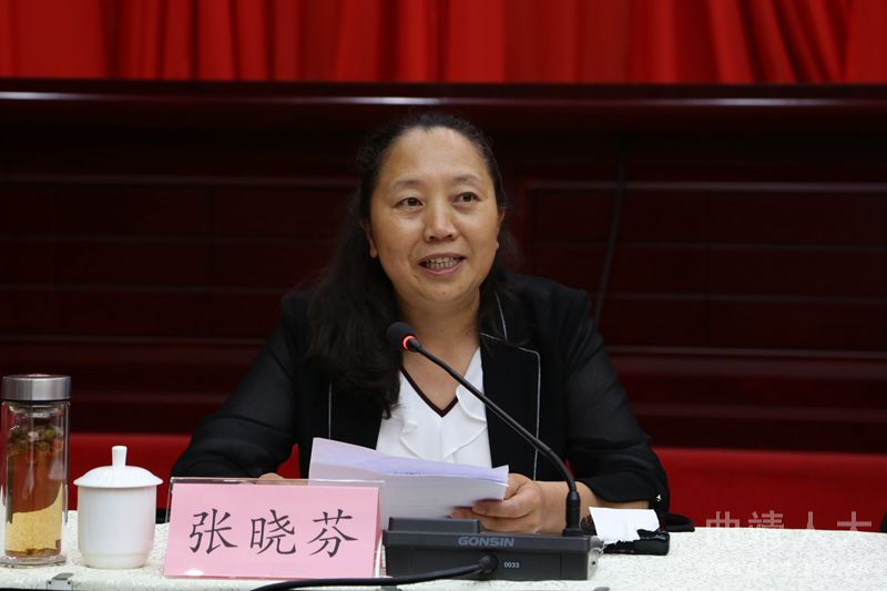 马龙区委副书记,区长张晓芬介绍经济社会发展情况