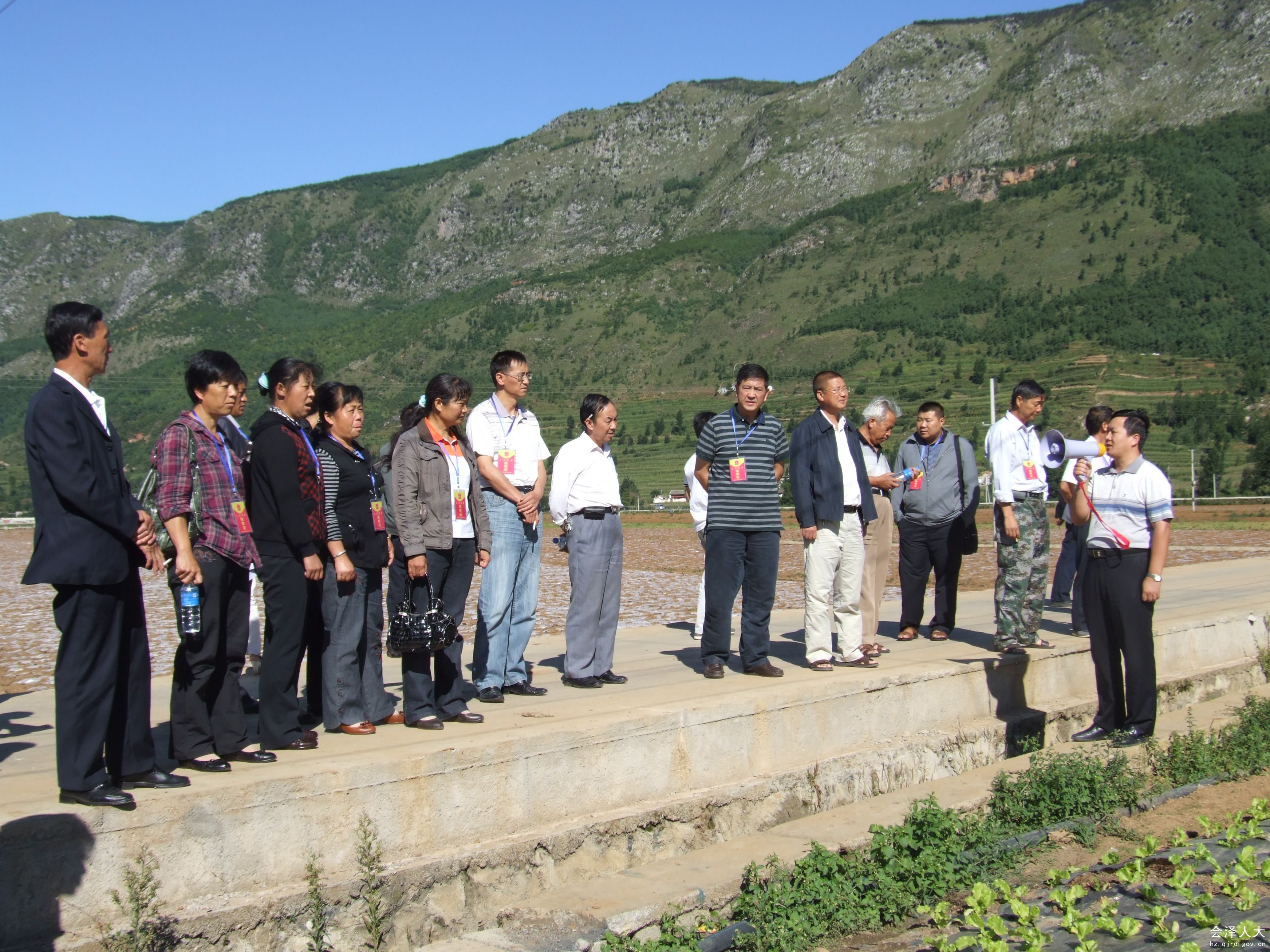 会泽县组织人大代表视察中低产田地改造后效益发挥情况