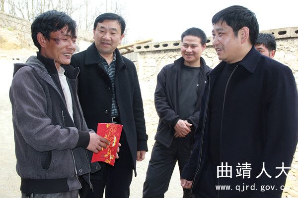 唐玉生(右一)率领罗平县工商联领导班子成员到扶贫联系点罗平县九龙