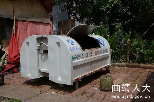 按照自然村300人左右、服务半径不超过200米的要求建设一个垃圾池,遵循“一道封闭门、一条宣传标语、一个设施编号”的模式,明确“全开门、中开门、半开门”的垃圾池改造要求,对2012年以来建成的362个垃圾池(房)进行规范改造,确保垃圾池垃圾及时清运、不暴露、不焚烧,对全镇133个公厕运行情况进行动态管理,适时启动新一轮88个垃圾池、34个公厕新建工程,达到区级规范建设要求。