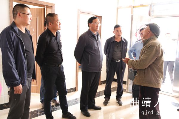 市人大常委会主任朱兴友到师宗县雄壁镇 调研脱贫攻坚