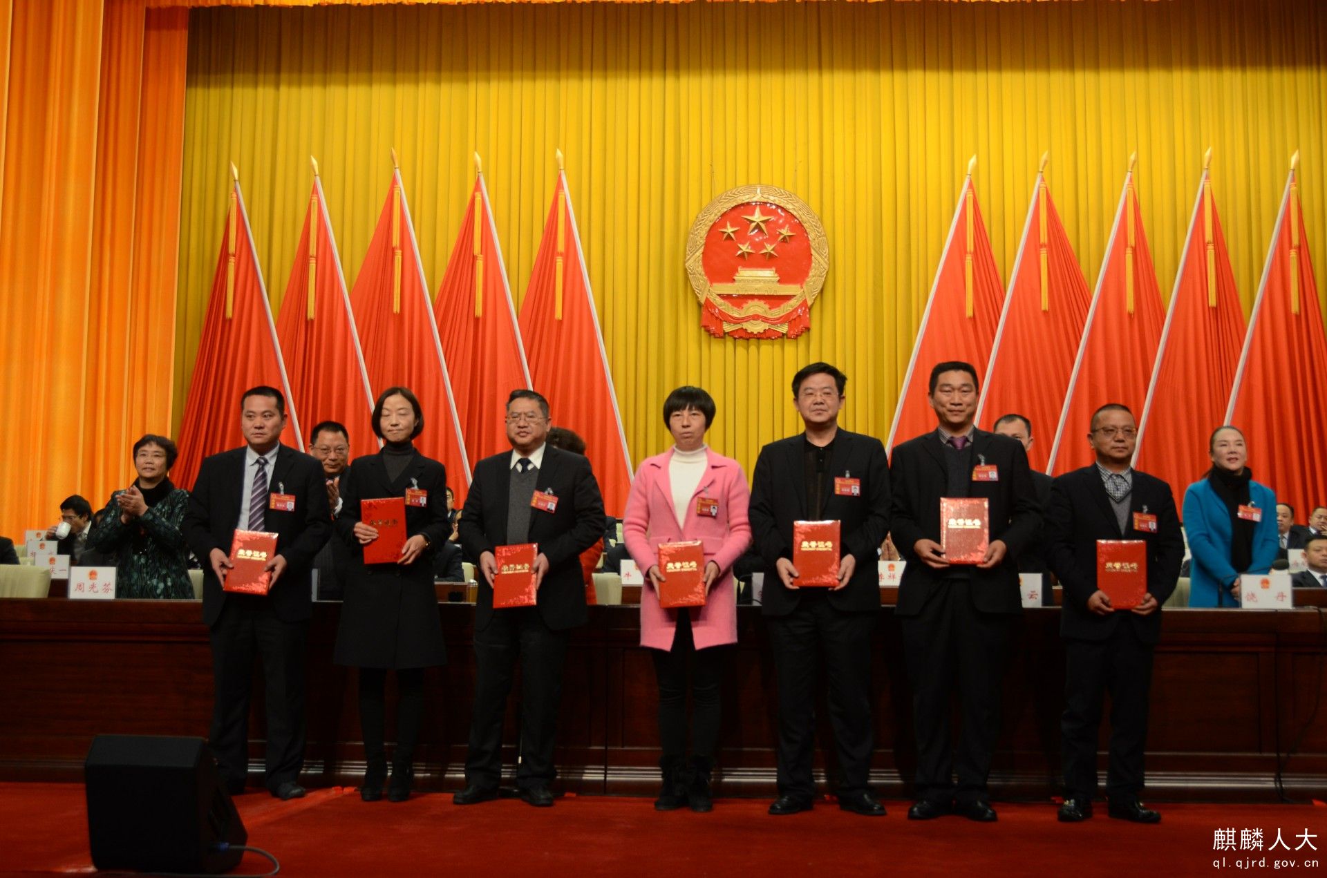 建议审查情况的报告,表决通过了关于曲靖市麒麟区人民政府工作报告的