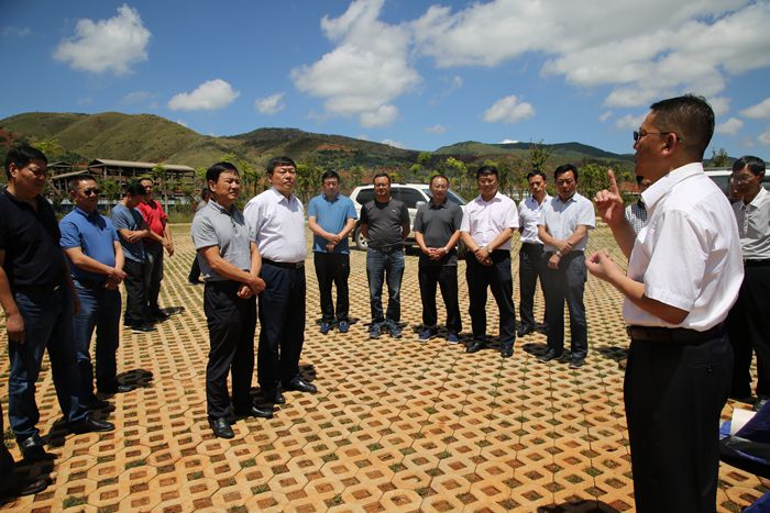 副主任胡家兴,副县长朱培成,以及相关部门负责人陪同下,深入会泽县者