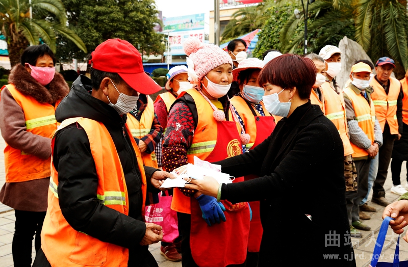 王丽把购买的口罩分发给环卫工人_副本.jpg