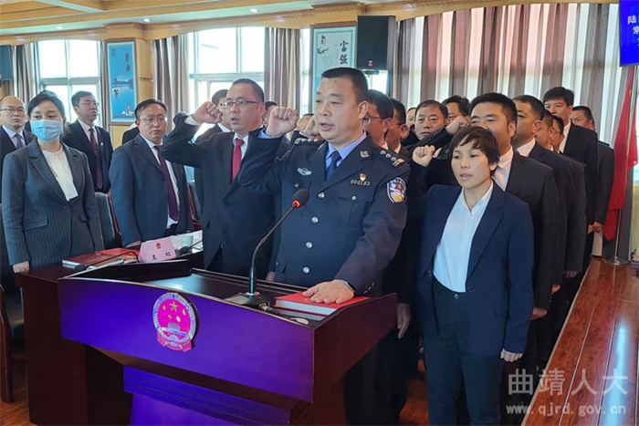 25..新任职人员向宪法宣誓_副本.jpg
