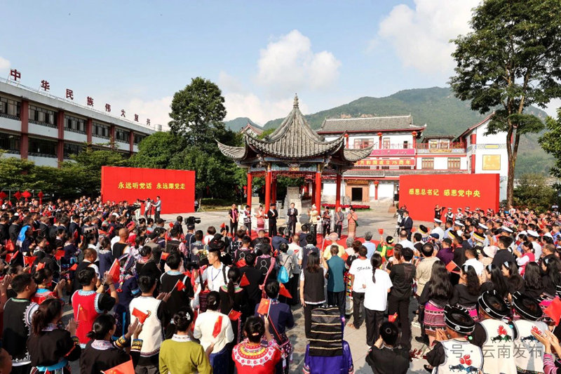 1.9月25日上午，王宁在普洱市宁洱县向民族团结誓词碑盟誓代表后代及广大干部群众宣读习近平总书记回信，与大家共同学习领会总书记重要回信精神。.jpg