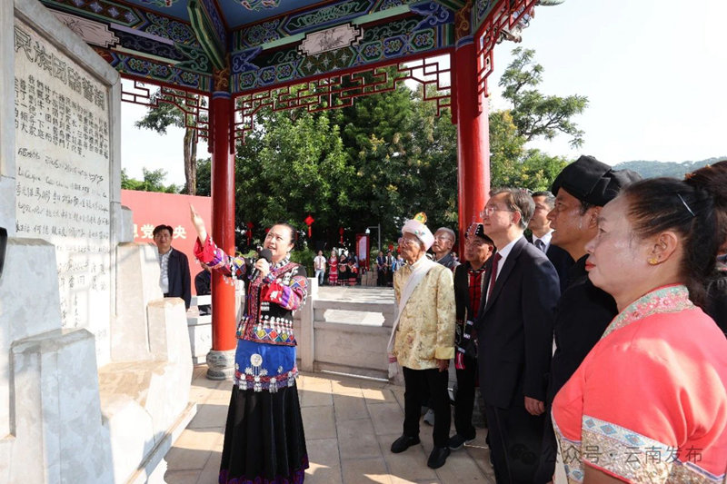 6.王宁等省领导与盟誓代表后代一起参观民族团结誓词碑。.jpg