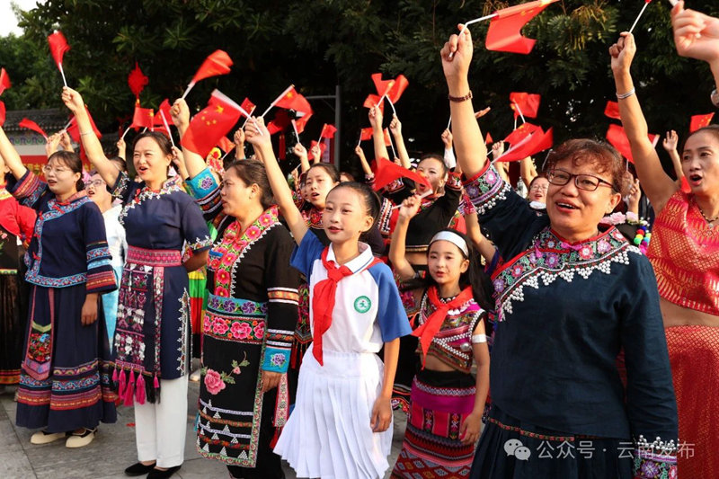 5.全场干部群众挥舞国旗，同声齐唱《歌唱祖国》。.jpg