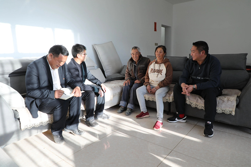 △驻室代表到群众家中了解情况。高志苹 摄_副本.jpg △驻室代表到群众家中了解情况。高志苹 摄_副本.jpg