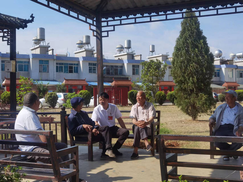 区二届人大代表阮国仓(中)走访选民_副本.jpg 区二届人大代表阮国仓(中)走访选民_副本.jpg